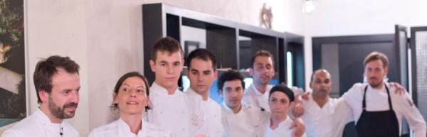 Nacho Manzano y Helena Carbó junto a todo el equipo de cocina del restaurante Lando